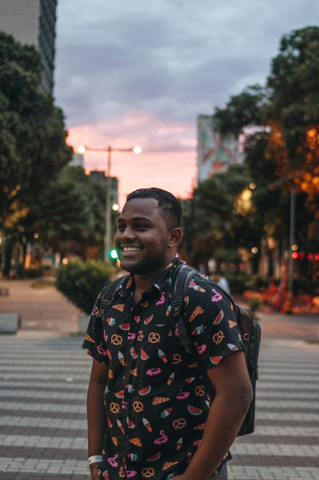 Homem brasileiro de meia-idade sorrindo, vestindo camisa social